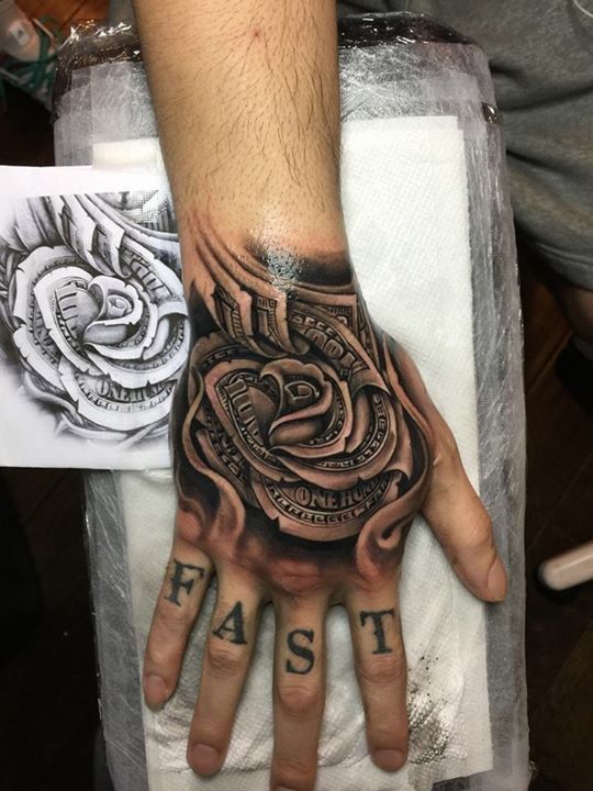 tatuador:t3 ewnhwhha= tatuagem na mão masculina frase